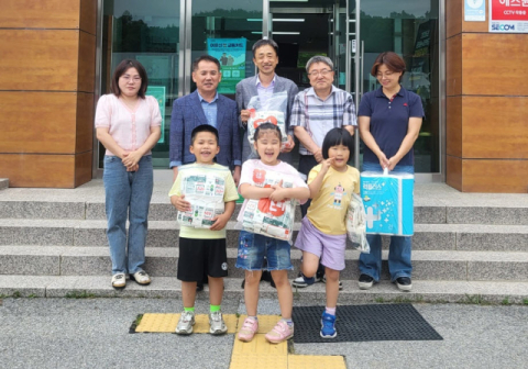 영주 이산초 병설유치원과 이산초 학생 경로당에 생필품 전달