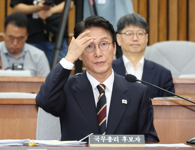 김민석 국무총리 후보자가 25일 서울 여의도 국회에서 열린 인사청문회에 출석해 이마를 만지고 있다. 연합뉴스