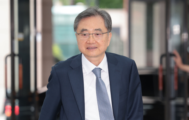 조현 외교부 장관 후보자가 24일 서울 종로구에 마련된 인사청문회 준비 사무실로 출근하고 있다. 연합뉴스