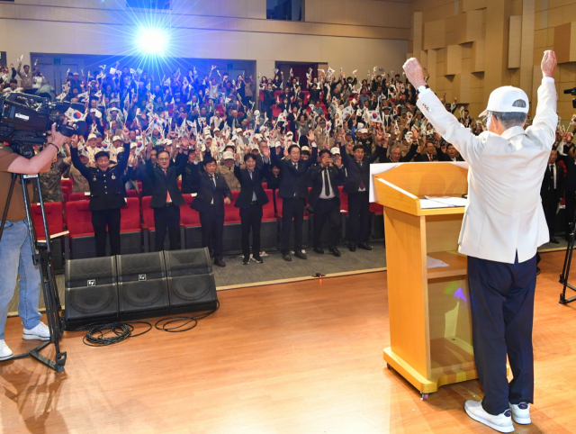 행사에 참석한 기관단체장과 보훈가족, 시민들이 만세 삼창을 외치고 있다. 영주시 제공