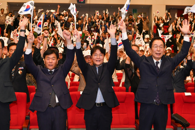 행사에 참석한 기관단체장과 보훈가족, 시민들이 만세 삼창을 외치고 있다. 영주시 제공