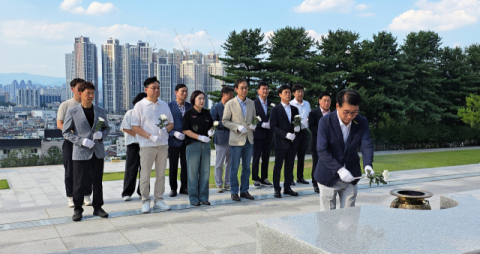 직장·공장새마을운동대구시협의회,앞산 충혼탑을 찾아 참배 및 헌화