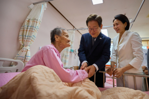李 대통령 부부, 소록도 방문…