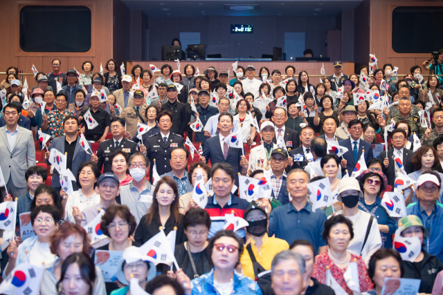 25일 구미문화예술회관 대강당에서 열린 6.25전쟁 제75주년 호국보훈음악회에서 국가유공자 및 시민 등 1천여명이 애국가를 부르고 있다. 구미시 제공