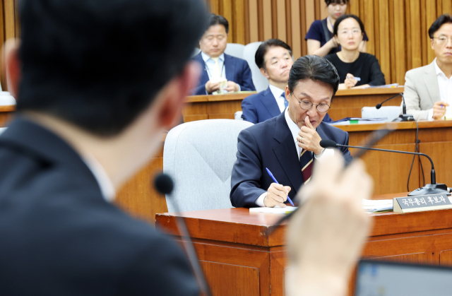 김민석 국무총리 후보자가 25일 서울 여의도 국회에서 열린 인사청문회에서 국민의힘 주진우 의원의 질의를 받고 있다. 연합뉴스