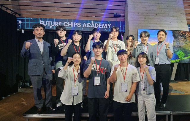 2025 한-네덜란드 첨단반도체 아카데미에 참가한 경북대 대학원 반도체융합공학부 대학원생 10명과 허영우 총장이 기념촬영을 하고 있다. 경북대 제공