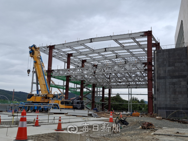 2025 APEC 정상회의 때 사용할 경주화백컨벤션센터 야외 마당의 미디어센터 공사가 한창 진행중이다. 김진만 기자