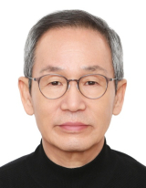 2025 매일시니어문학상 수필 부문 당선자 반충환 님.