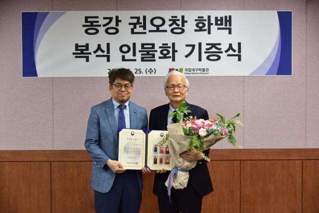 김규동(왼쪽) 국립대구박물관장과 권오창 화백이 기증식에서 기념사진을 찍고 있다. 국립대구박물관 제공