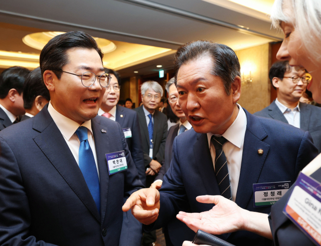 더불어민주당 당 대표에 출마한 정청래 의원과 박찬대 의원이 25일 서울 중구 롯데호텔에서 열린 