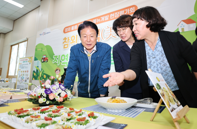 이병환 성주군수가 성주참외를 활용해 개발된 메뉴에 대해 설명을 듣고 있다. 성주군 제공