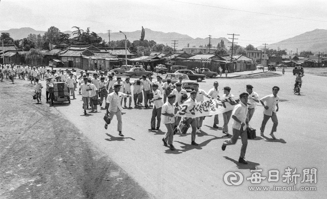 1969년 7월 9일 기말시험을 치른 오전 11시 15분 쯤 거리로 나온 경북고 학생 5백여 명이 