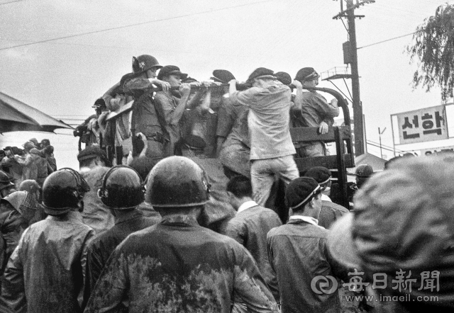 1969년 7월 10일 3선 개헌 반대 가두 데모에 나선 대구고 학생들이 2·28기념탑이 있는 명덕로타리로 향하다 경찰에 붙잡혀 트럭에 실려 남대구경찰서로 연행되고 있다. 사진=매일아카이빙센터
