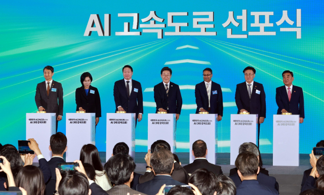 이재명 대통령이 20일 울산전시컨벤션센터에서 열린 울산 인공지능(AI) 데이터 센터 출범식에서 참석자들과 함께 기념 세리머니에 참여하고 있다. 왼쪽부터 안덕근 산업통상자원부 장관, 최민희 국회 과학기술정보방송통신위원장, 최태원 SK그룹 회장, 이 대통령, 아마존웹서비스 프라사드 칼야나라만 인프라 총괄 대표, 유상임 과학기술정보통신부 장관, 김두겸 울산광역시장. 연합뉴스