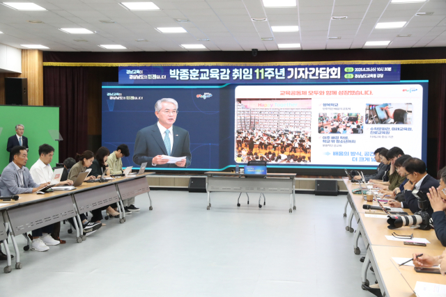 박종훈 교육감이 취임 11주년 기념 기자간담회에 앞서 인사말을 하고 있다. 경남도교육청 제공△