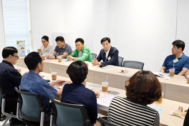 안병구 밀양시장이 밀양여행문화센터 해천상상루에서 공동주택 관리소장들과 소통하기 좋은 날 만남을 진행하고 있다. 밀양시 제공