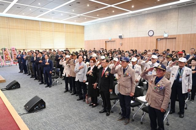 성낙인 창녕군수와 참전유공자들이 함께한 6.25전쟁 제75주년 기념행사 모습. 창녕군 제공
