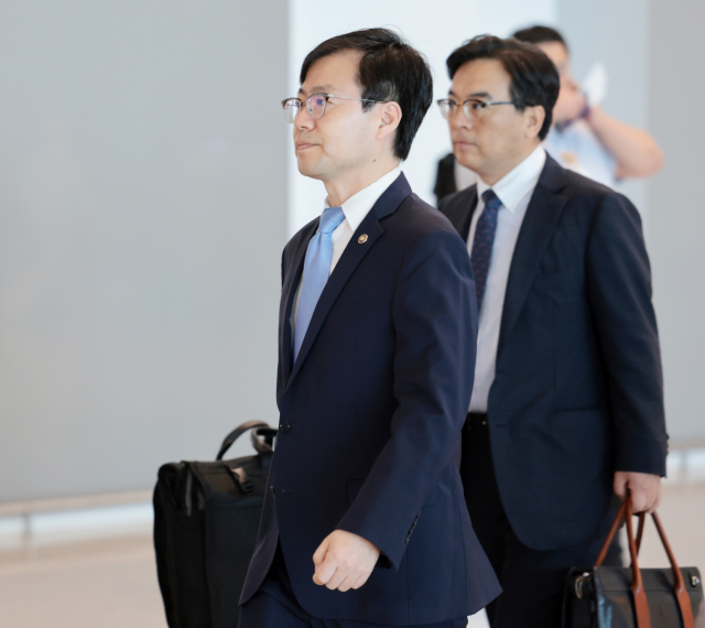 한미 관세 협상을 위해 미국으로 떠나는 산업통상자원부 여한구 통상교섭본부장이 22일 인천국제공항 제2터미널 출국장에서 탑승장으로 향하고 있다. 연합뉴스
