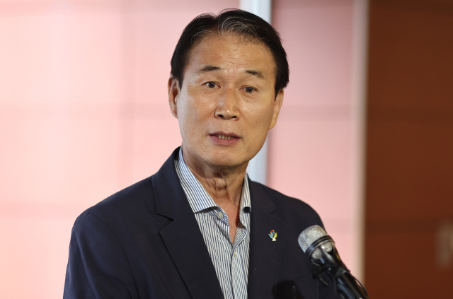 권오을 국가보훈부 장관 후보자가 25일 청문회 준비 사무실이 마련된 서울스퀘어로 출근하며 지명 소감을 밝히고 있다. 연합뉴스