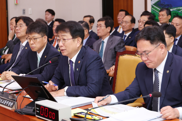 박상우 국토교통부 장관이 25일 국회 국토교통위원회 전체회의에서 2025년도 제2회 추가경정예산안 관련 위원 질의에 답하고 있다. 연합뉴스