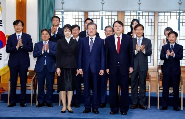 2019년 7월 25일 청와대에서 문재인 전 대통령으로부터 신임 검찰총장 임명장을 받은 윤석열 전 대통령과 부인 김건희 씨 등이 기념촬영을 하는 모습. 맨 왼쪽은 조국 전 조국혁신당 대표. 연합뉴스