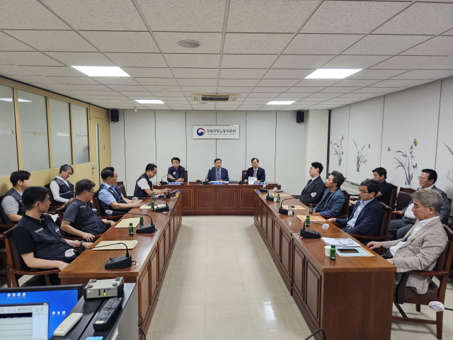 대구시내버스 노사가 25일 오후 경북지방노동위원회에서 열린 임금 협상에서 6시간 가량의 회의 끝에 합의에 성공했다. 대구시버스노동조합