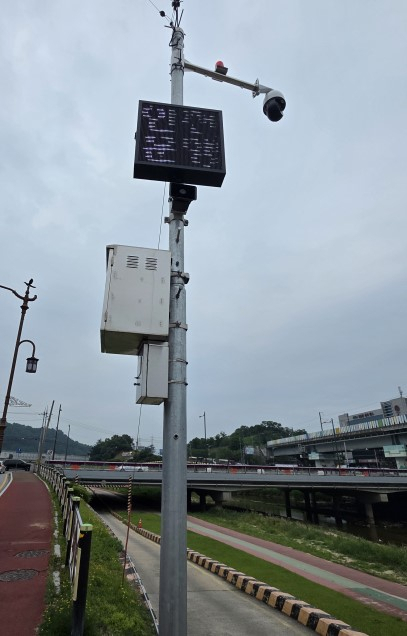 김천시가 지난해 설치한 침수우려 지하자도 자동차단 시설 중 일부. 신현일 기자