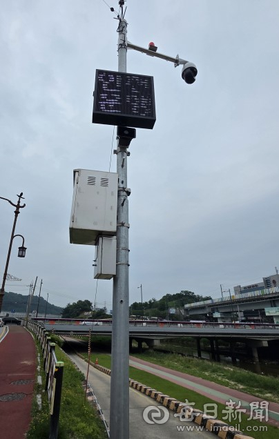 김천시가 지난해 설치한 침수우려 지하자도 자동차단 시설 중 일부. 신현일 기자