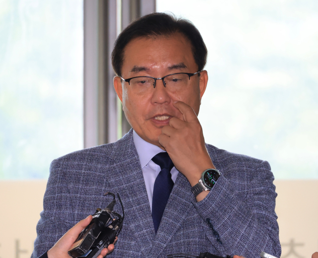 순직 해병 수사 방해 의혹 사건을 수사하는 이명현 특별검사가 26일 서울 서초구 사무실 로비에서 기자의 질문에 답하고 있다. 연합뉴스