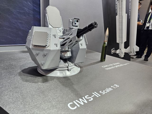 지난달 부산 벡스코에서 열린 MADEX2025 전시회에 공개된 LIG넥스원의 CIWS-II 축소 모형(1/8 크기)과 CIWS-II용 30mm 전방분산탄(1:1 크기)이 나란히 전시돼 있다. 조규덕 기자