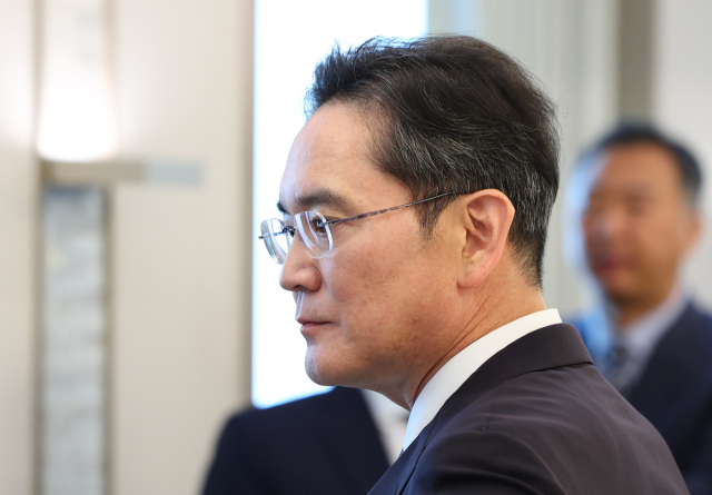 이재용 삼성전자 회장이 13일 서울 용산 대통령실에서 이재명 대통령 주재로 열린 6경제단체·기업인 간담회에 참석하고 있다. 연합뉴스