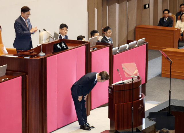 이재명 대통령이 26일 서울 여의도 국회 본회의장에서 정부의 2차 추가경정예산안 제출과 관련해 첫 시정연설을 마치고 인사하고 있다. 연합뉴스