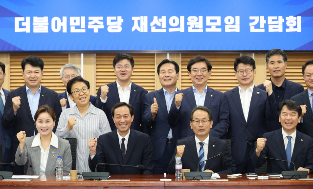 우상호 대통령실 정무수석이 26일 서울 여의도 국회 의원회관에서 열린 더불어민주당 재선의원-원내지도부-정무수석실 간담회에서 참석 의원들과 기념촬영하고 있다. 연합뉴스