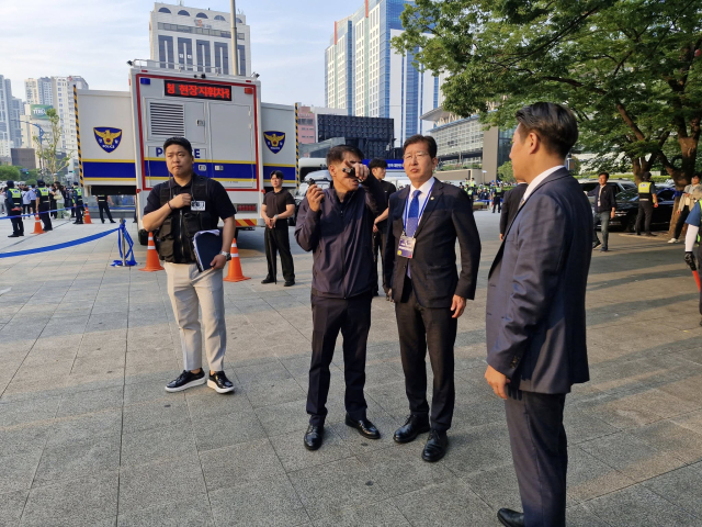 이상식 더불어민주당 의원(용인갑)이 지난 1일 이재명 대선 후보 부산 유세에서 경찰관계자와 현장 점검을 하고 있다. 이상식 의원실.