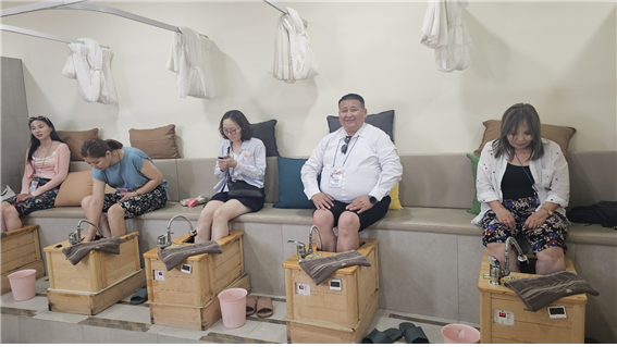 한방으로 잇는 교육교류의 하나로 몽골 방문단이 경산 동의한방촌을 체험하고 있다. 대구한의대 제공