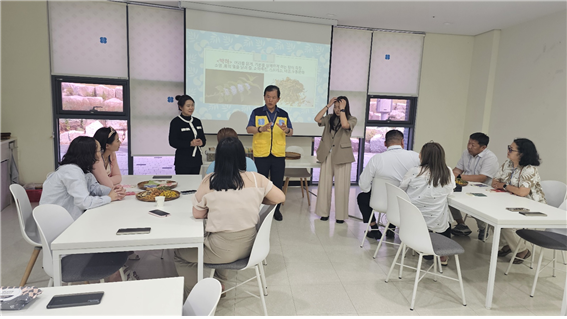 한방으로 잇는 교육교류의 하나로 몽골 방문단이 경산 동의한방촌을 체험하고 있다. 대구한의대 제공