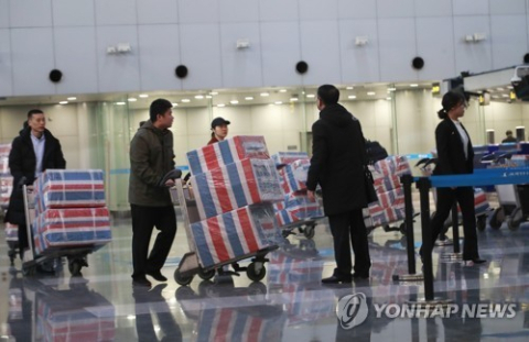 2019년 베이징 공항에서 귀국길에 오르는 북한 노동자 추정 일행. 연합뉴스