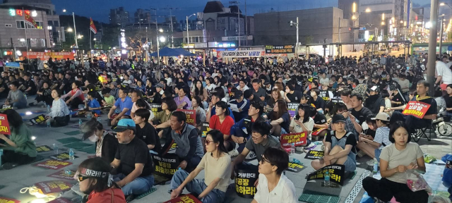 납폐기물 제련공장 반대를 외치는 성난 영주 시민들이 영주역광장에 운집해 총 궐기대회를 열고 있다. 마경대 기자