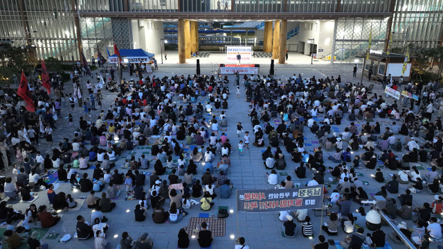 납폐기물 제련공장 반대는 외치는 성난 영주 시민들이 영주역광장에 모여 총 궐기대회를 열고 있다. 마경대 기자