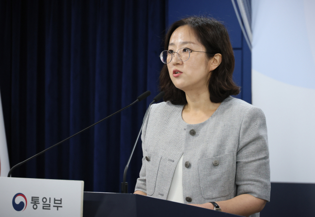 장윤정 통일부 부대변인이 27일 서울 종로구 정부서울청사에서 정례브리핑을 하고 있다. 연합뉴스