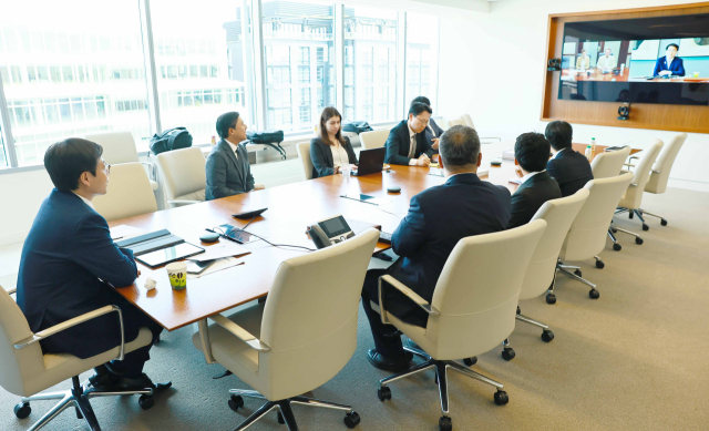 여한구 산업통상자원부 통상교섭본부장이 26일(현지시간) 미국 워싱턴DC에서 제프 랜드리 미국 루이지애나 주지사와 화상 면담을 하고 있다. 연합뉴스