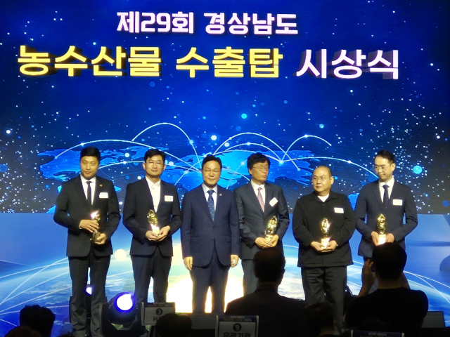 대상 (주) 윤정수 거창공장 공장장이(왼쪽 두번째) 수출탑을 시상하고 박완수 경남도지사 등 시상자들과 기념촬영을 했다.거창군 제공