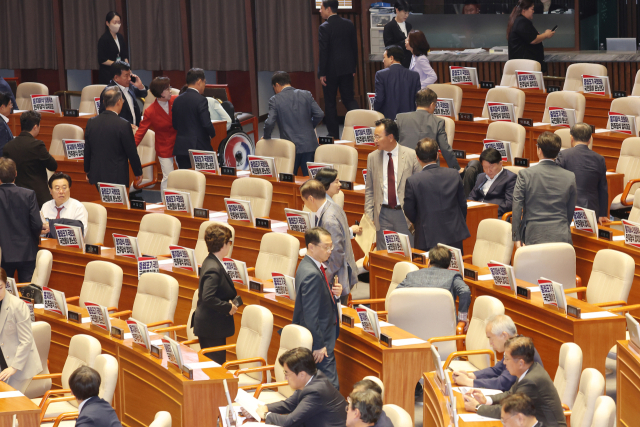 27일 국회 본회의장에서 우원식 국회의장이 입장하자 국민의힘 의원들이 법사위원장을 선출하기로 한 의사일정 강행에 대해 반발하며 퇴장하고 있다. 연합뉴스
