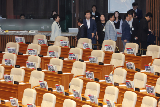 27일 국회 본회의장에서 우원식 국회의장이 입장하자 국민의힘 의원들이 법사위원장을 선출하기로 한 의사일정 강행에 대해 반발하며 퇴장하고 있다. 연합뉴스