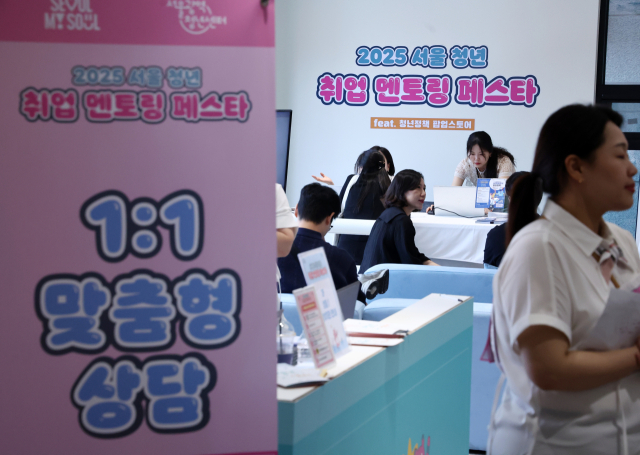 19일 서울 성수동의 한 카페에서 열린 2025 서울 청년 취업 멘토링 페스타에서 참석자들이 일대일 맞춤형 상담을 받고 있다. 연합뉴스