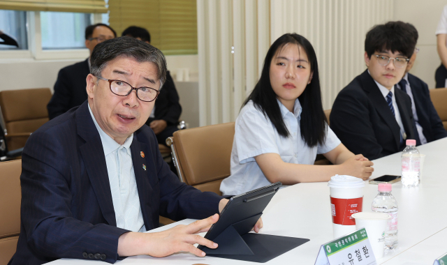 유철환 국민권익위원장이 27일 경북 경산 대구대학교에서 재학생들과 