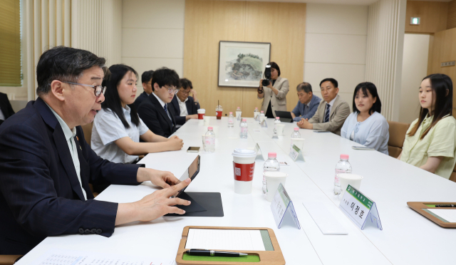 유철환 국민권익위원장이 27일 경북 경산 대구대학교에서 재학생들과