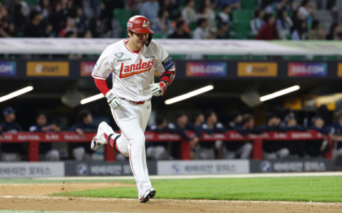 SSG 최정, KBO 최초 20시즌 연속 두 자릿수 홈런 금자탑