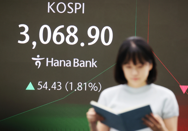 코스피가 이스라엘과 이란의 완전한 휴전 합의 소식에 힘입어 24일 3,060대에서 강세 출발한 24일 서울 중구 하나은행 딜링룸 현황판에 코스피 지수 등이 표시되고 있다. 이날 오전 9시 2분 현재 코스피 지수는 전장보다 55.04포인트 오른 3,069.51을 나타냈다. 같은 시각 코스닥 지수는 전장보다 13.43포인트 오른 798.22다. 연합뉴스