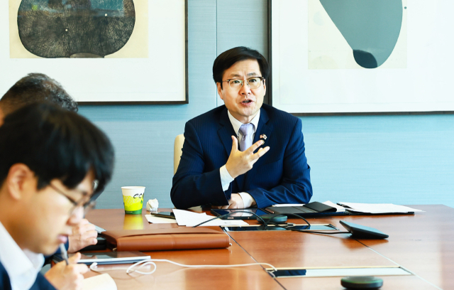 여한구 산업통상자원부 통상교섭본부장이 26일(현지시간) 미국 워싱턴DC에서 제프 랜드리 미국 루이지애나 주지사와 화상 면담을 하고 있다. 연합뉴스